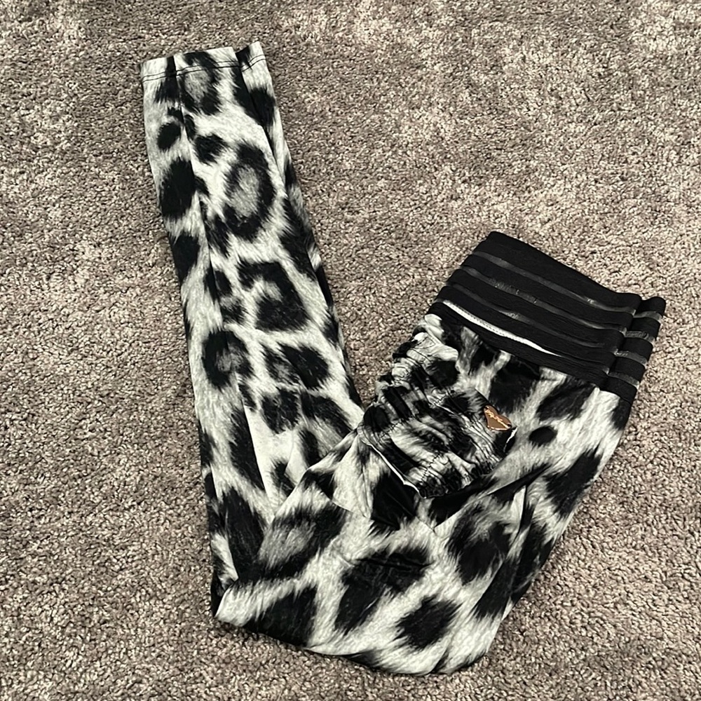 VIRAL Cute booty leopard RARE leggings